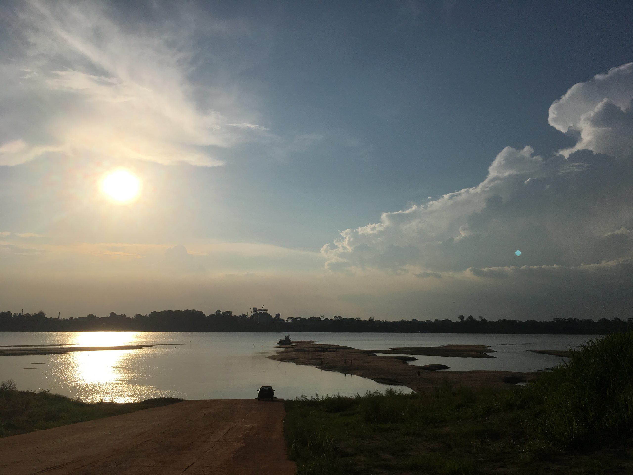 Rio Madeira ao entardecer, com reflexo do sol na água, em Porto Velho, Rondônia