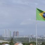 Bandeiras dos estados do Brasil: a Bandeira Nacional hasteada em Olinda (PE), com o Recife ao fundo