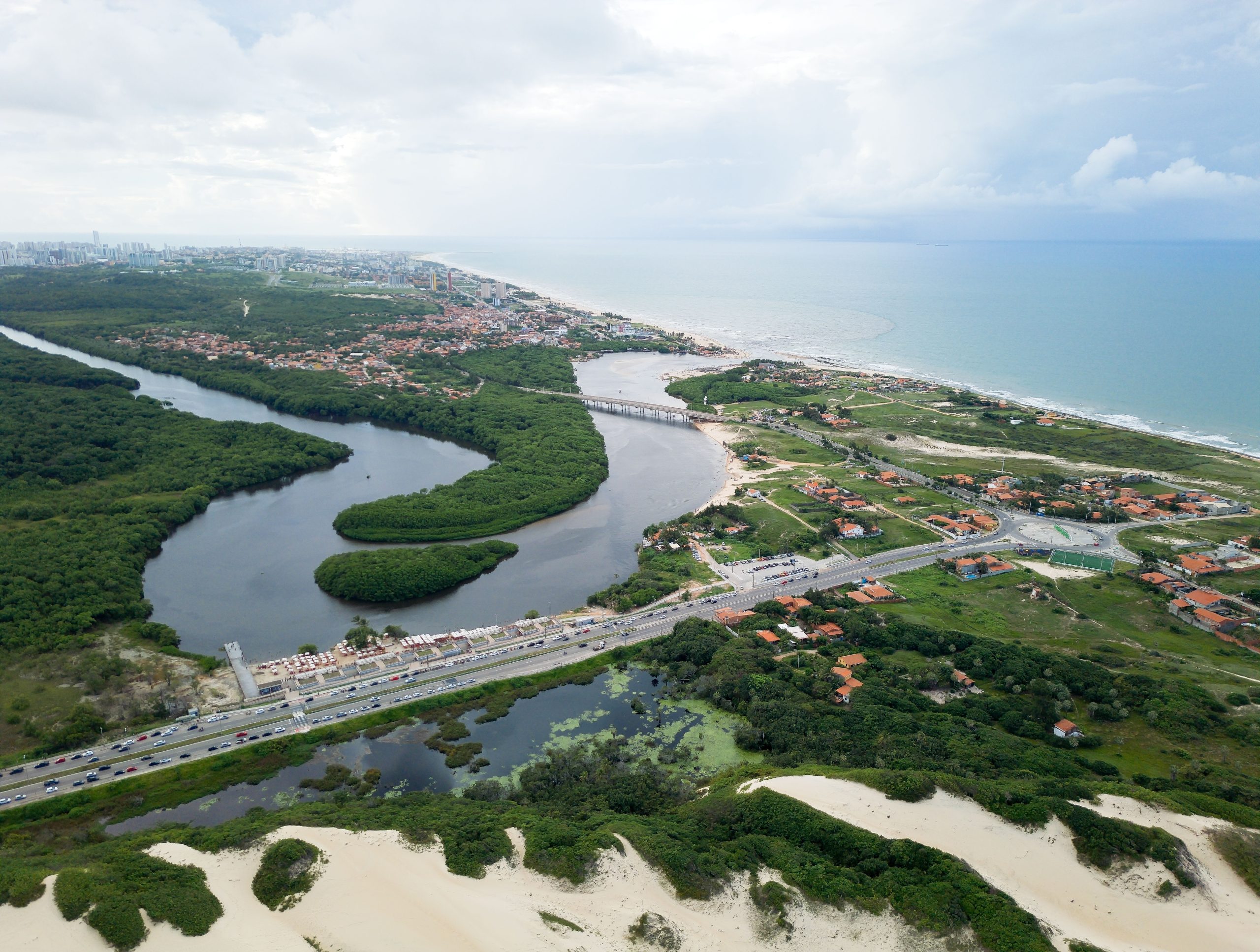 Vista aérea do litoral de Fortaleza, com rio, dunas e mar, no Estado do Ceará