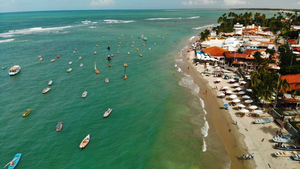 Vista aérea do mar e da praia de Porto de Galinhas, litoral sul de Pernambuco