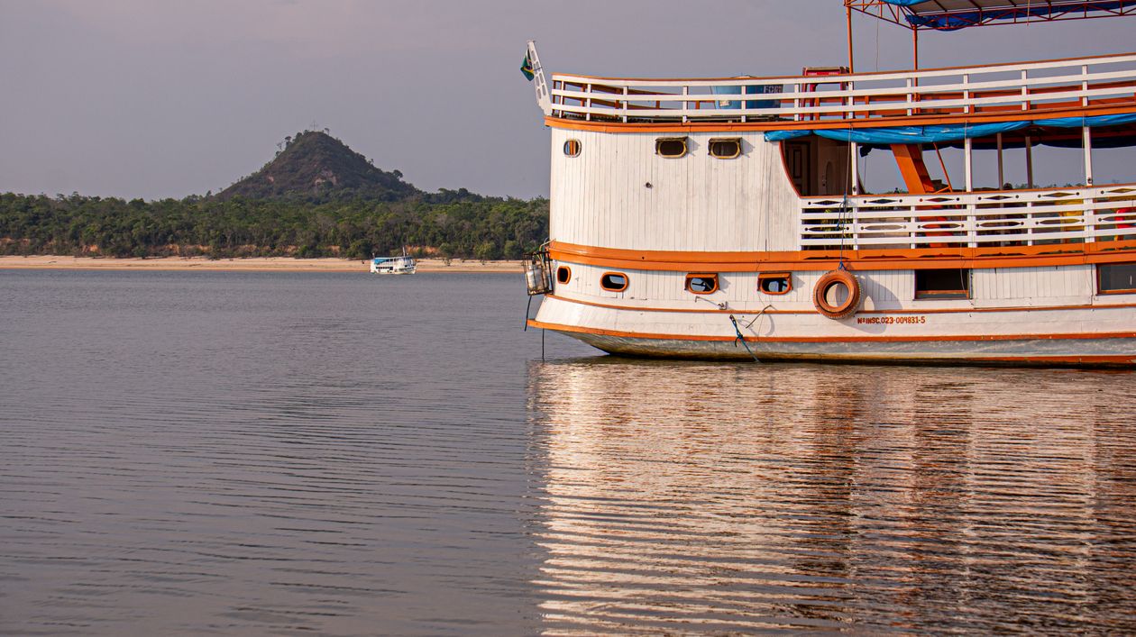 Barco tradicional no Rio Tapajós, em Alter do Chão, Pará
