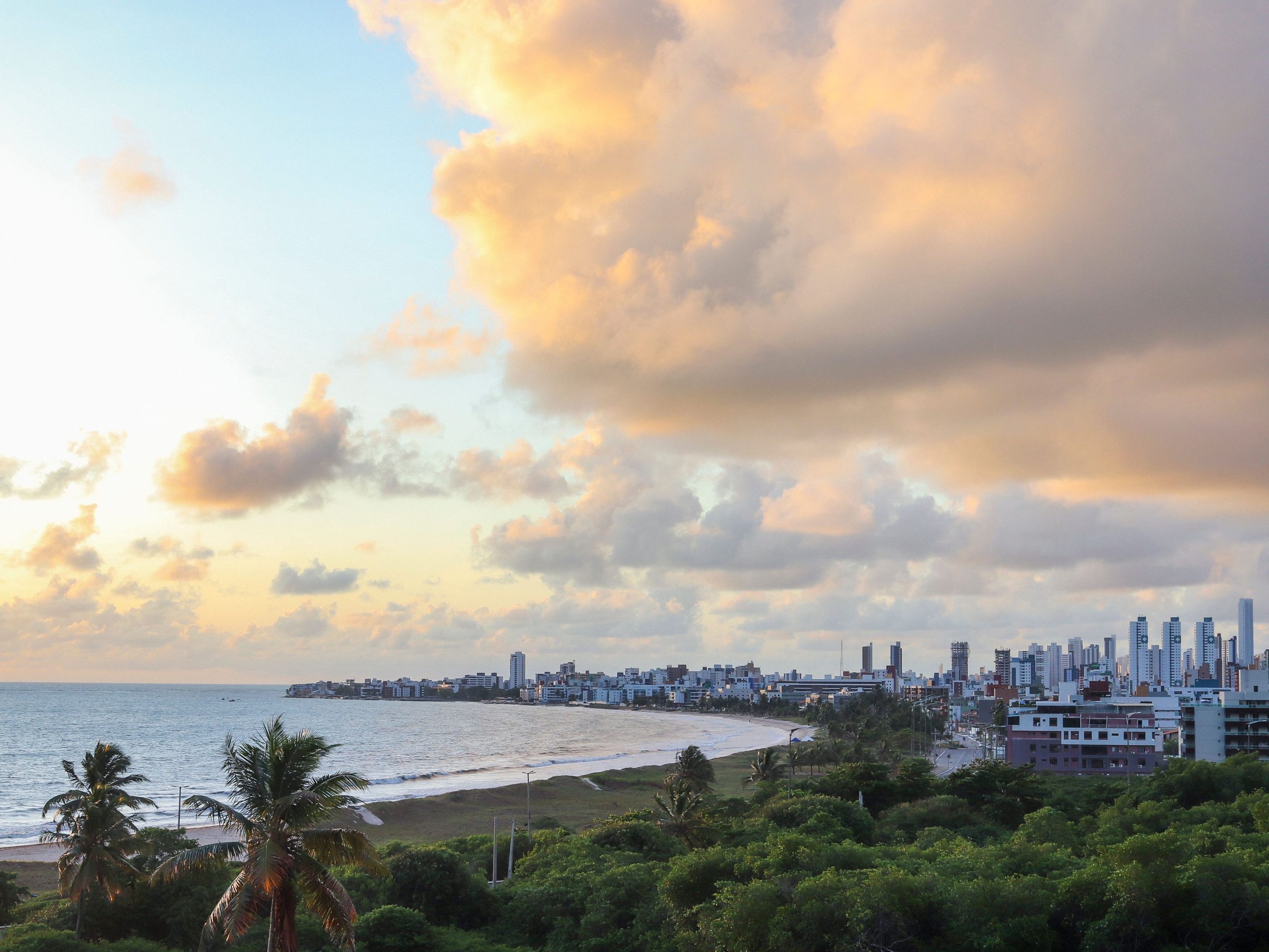 Vista da costa e do perfil urbano de João Pessoa ao pôr do sol, perto da Praia de Cabo Branco, na Paraíba