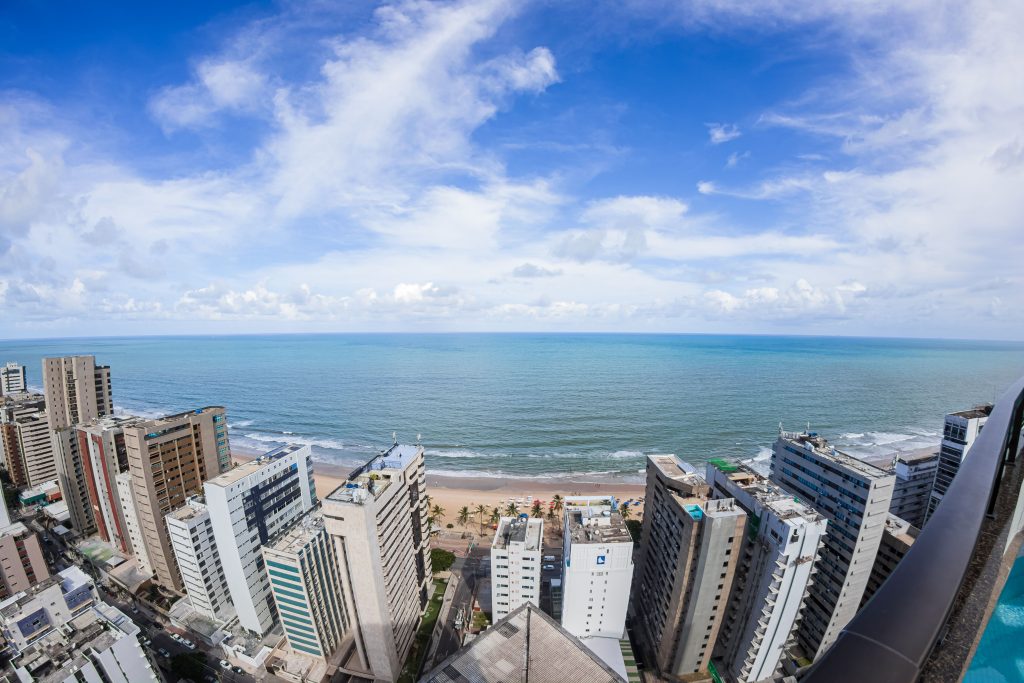 Litoral de Recife visto da orla, com hotéis à beira-mar, Pernambuco