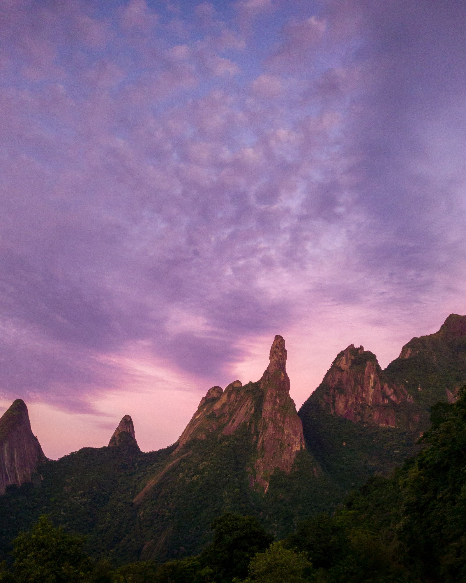 Serra dos Órgãos ao pôr do sol, em Teresópolis, Rio de Janeiro