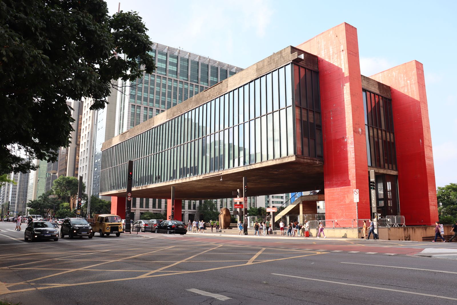 Trânsito e pedestres na rua em frente ao MASP, na Avenida Paulista, em São Paulo
