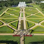Vista aérea dos jardins geométricos e da estufa do Jardim Botânico de Curitiba, cartão-postal da capital do Paraná
