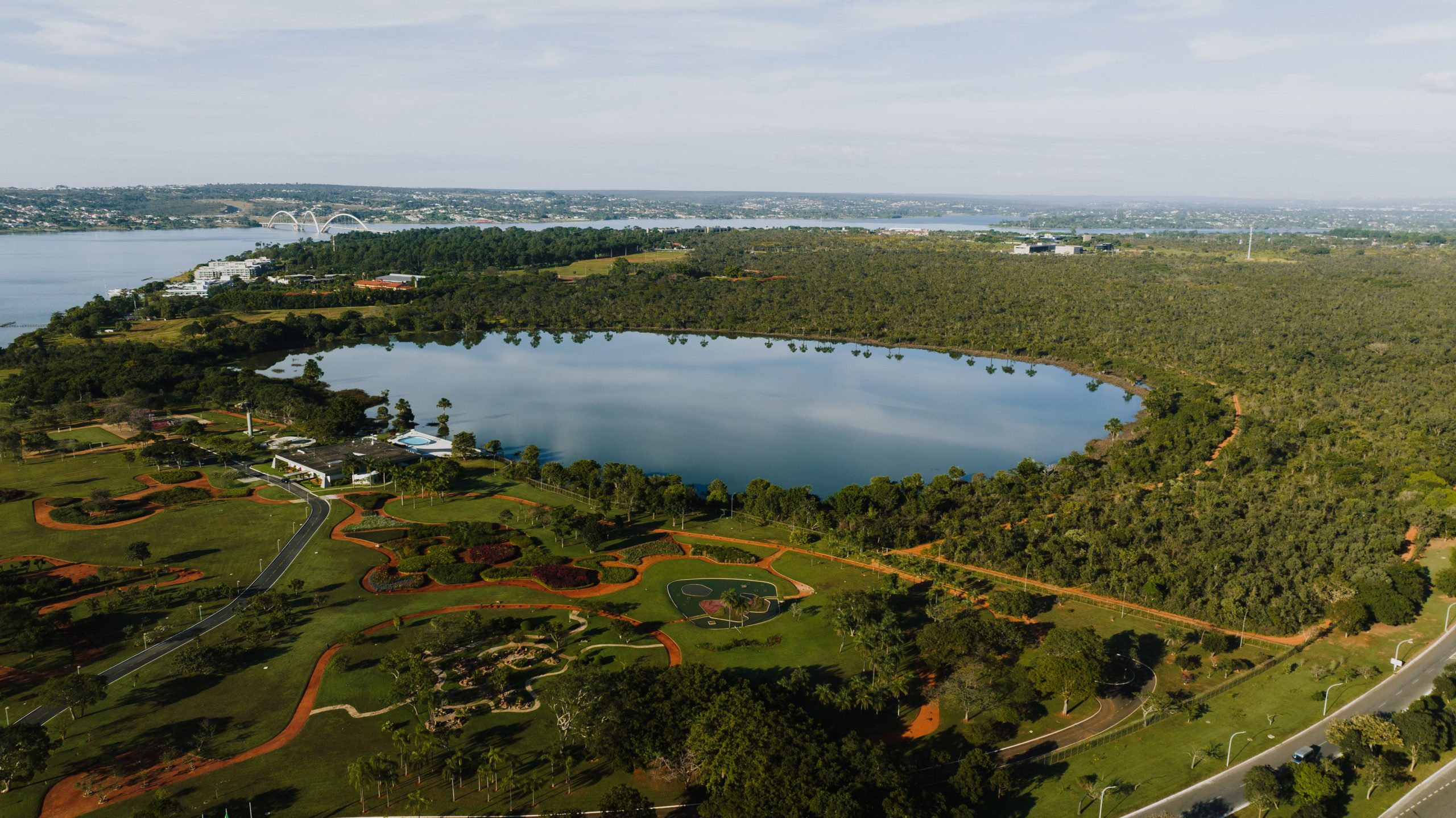 Vista aérea do Lago Paranoá em Brasília, DF