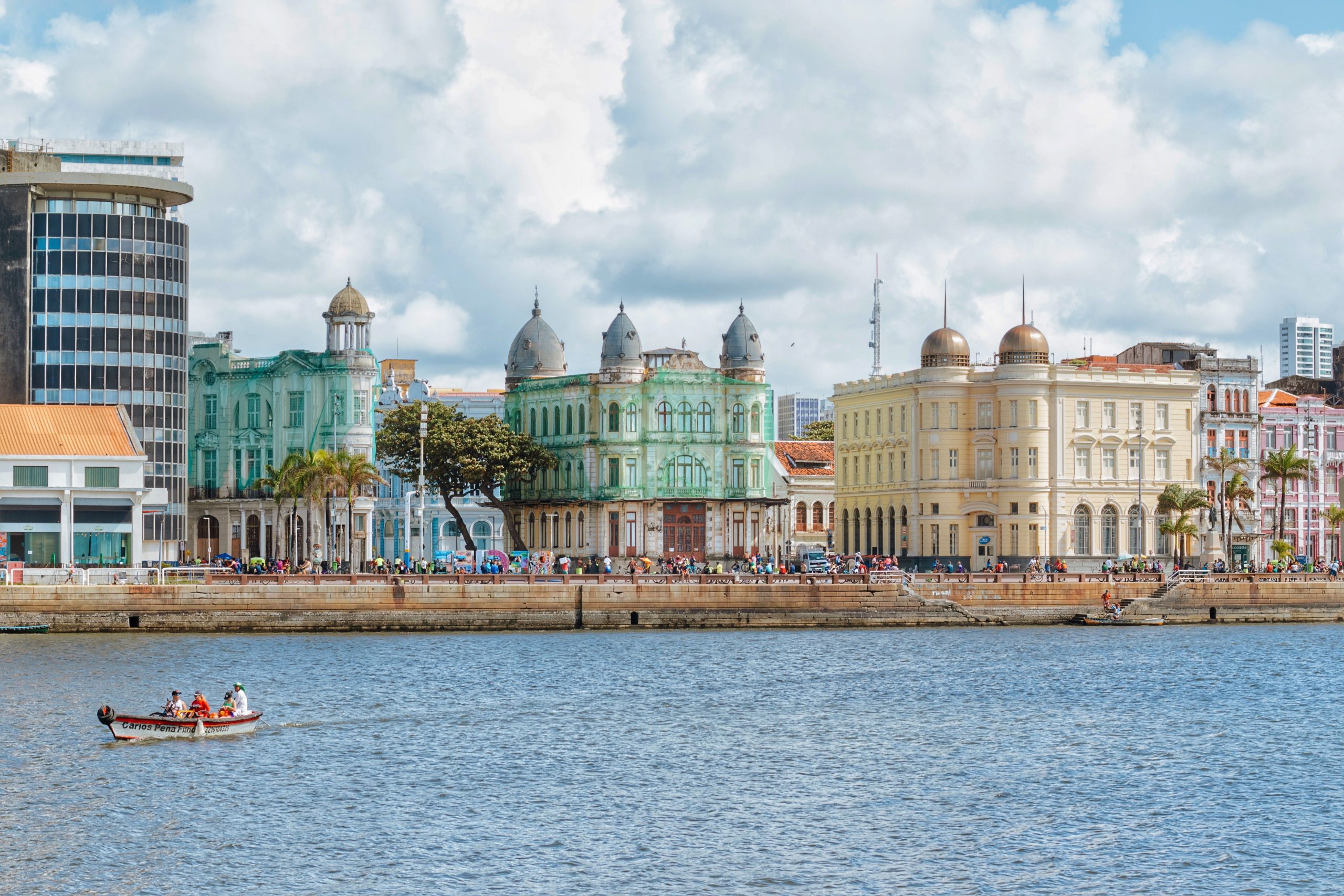 o que fazer em recife: fachada histórica de casarão colonial em praça do Recife Antigo