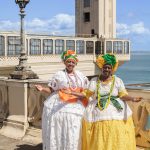 Duas mulheres em traje tradicional de baiana perto do Elevador Lacerda, em Salvador (BA)