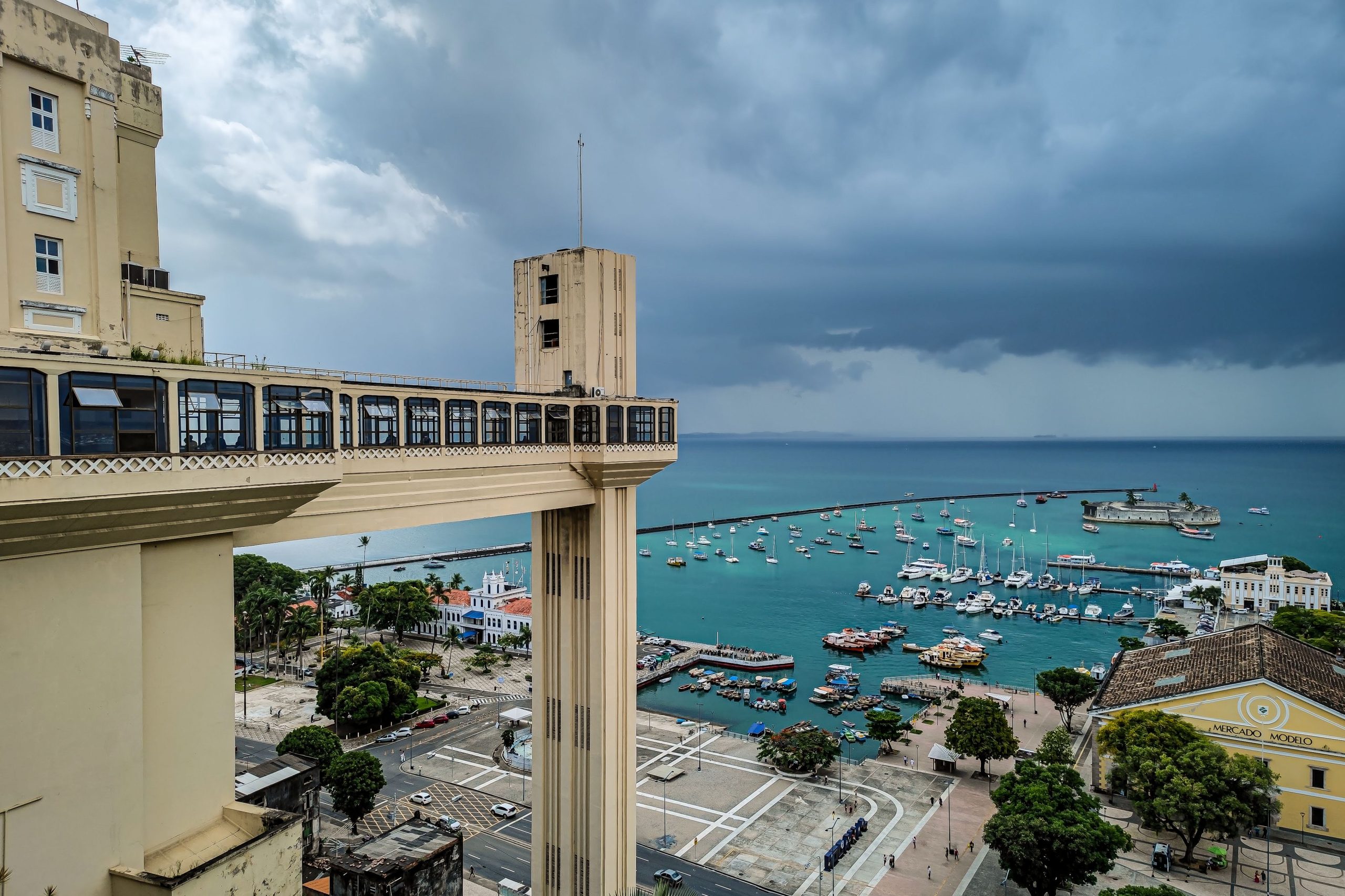 Vista aérea do Elevador Lacerda, com a Baía de Todos-os-Santos ao fundo, em Salvador, Bahia
