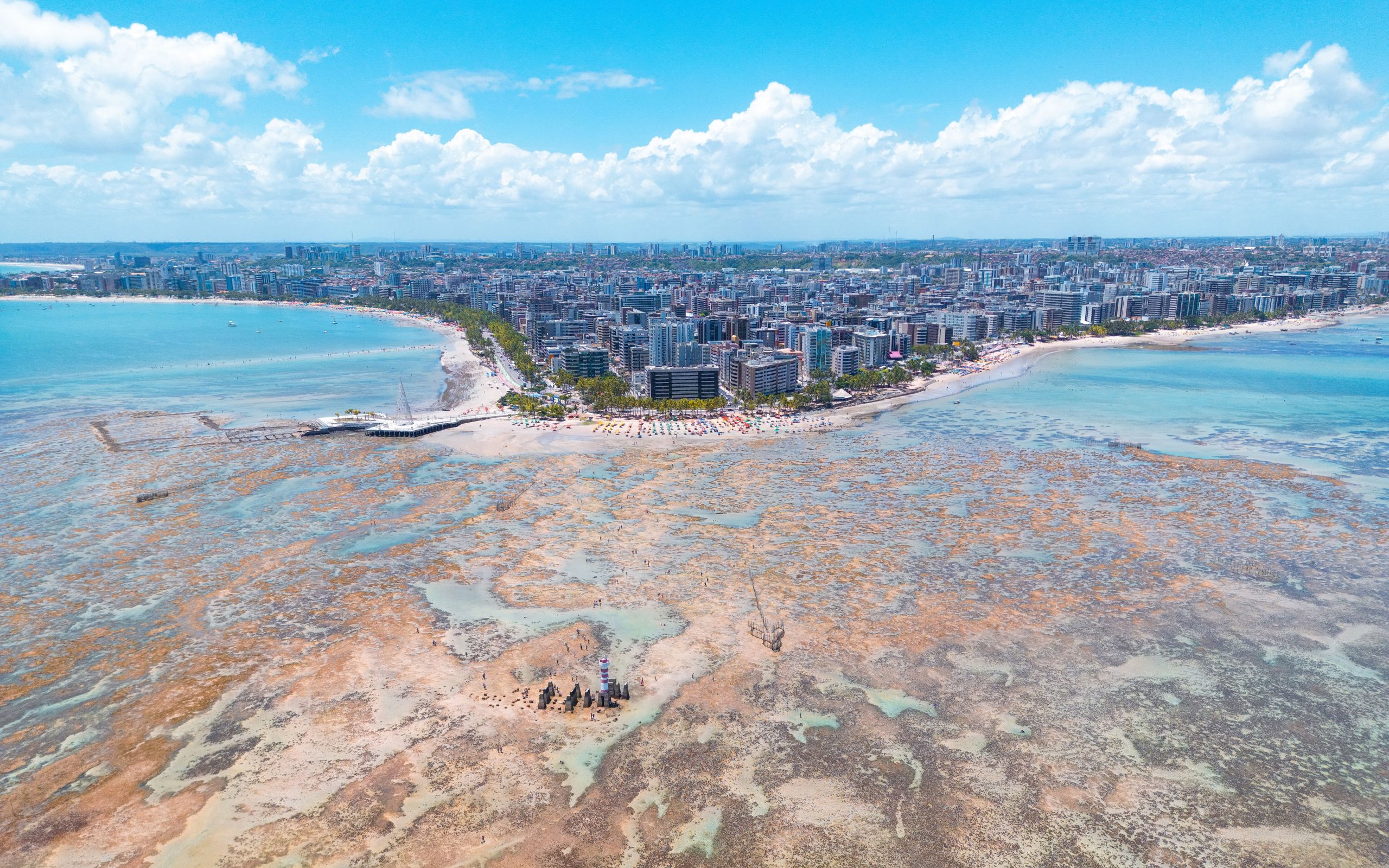 Vista aérea da orla e das lagoas costeiras de Maceió, no Estado de Alagoas