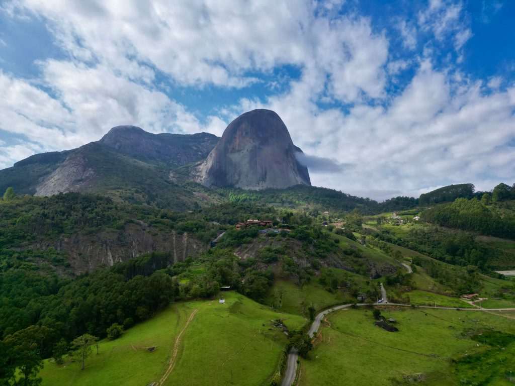 Formação rochosa da Pedra Azul entre colinas verdes em Domingos Martins, no Espírito Santo