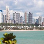 Vista da orla com hotéis à beira da Praia de Cabo Branco, em João Pessoa, capital do Estado da Paraíba