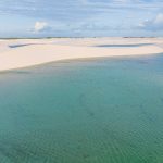 Vista aérea das dunas e da lagoa do Parque Nacional dos Lençóis Maranhenses, em Barreirinhas, Maranhão