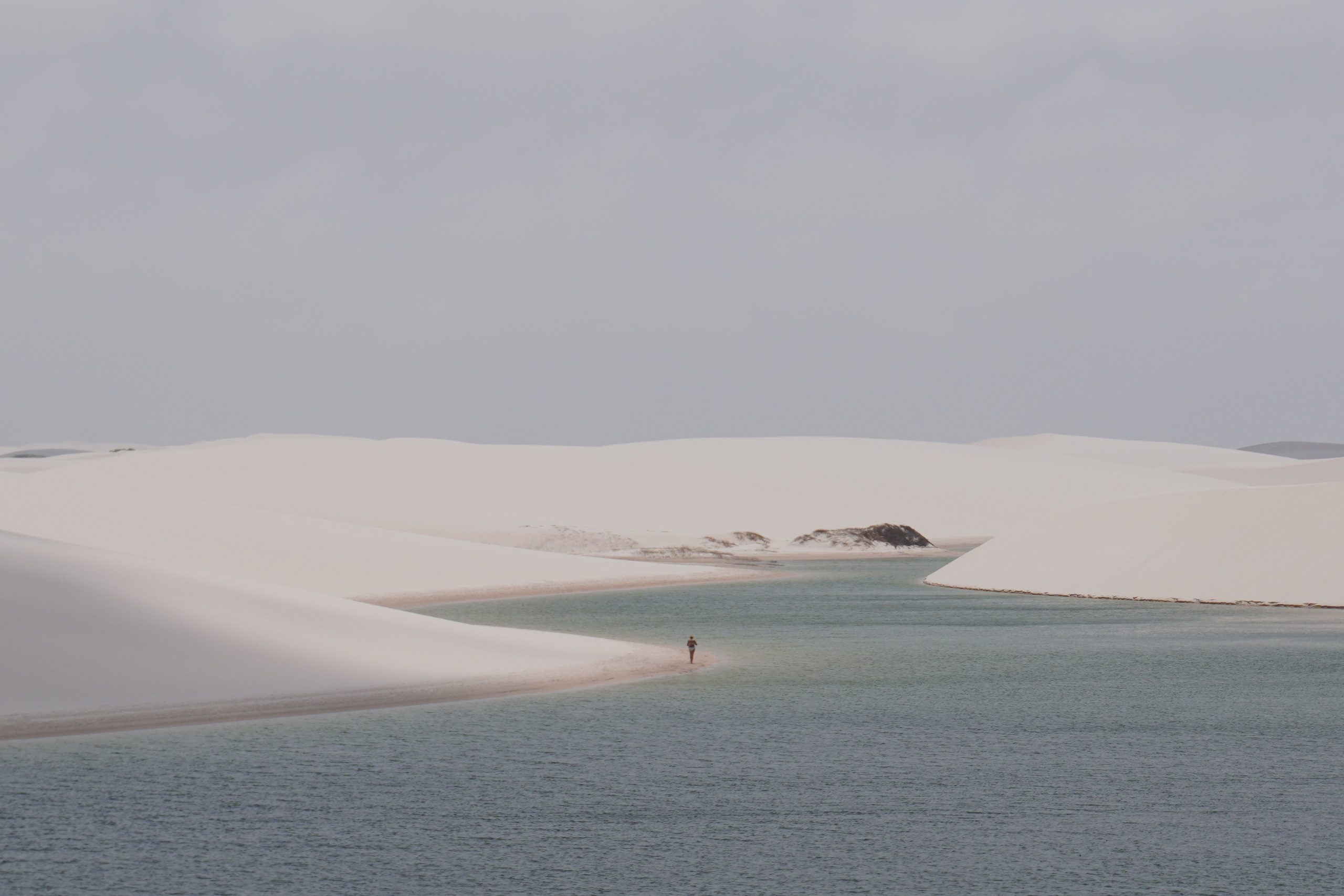 Dunas brancas e lagoa de água doce formadas no período chuvoso no Parque Nacional dos Lençóis Maranhenses, em Atins, no litoral norte do Maranhão