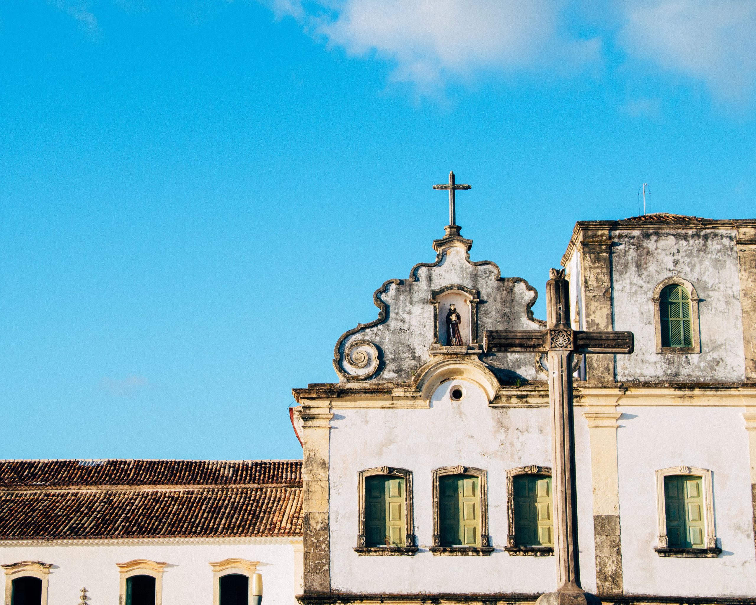 Fachada histórica de igreja colonial em São Cristóvão, Sergipe