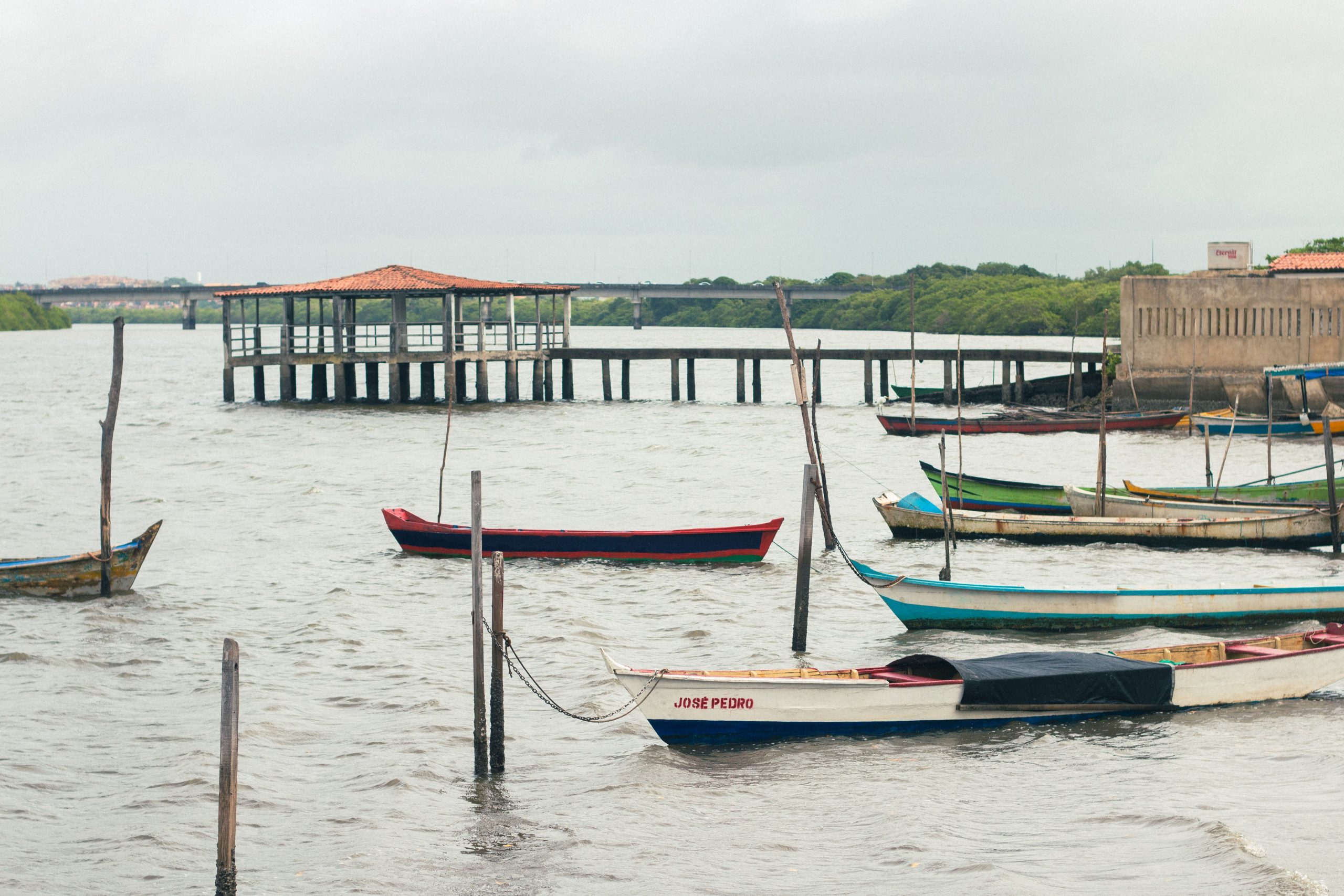 Barcos de pesca na orla do rio em São Cristóvão, Sergipe