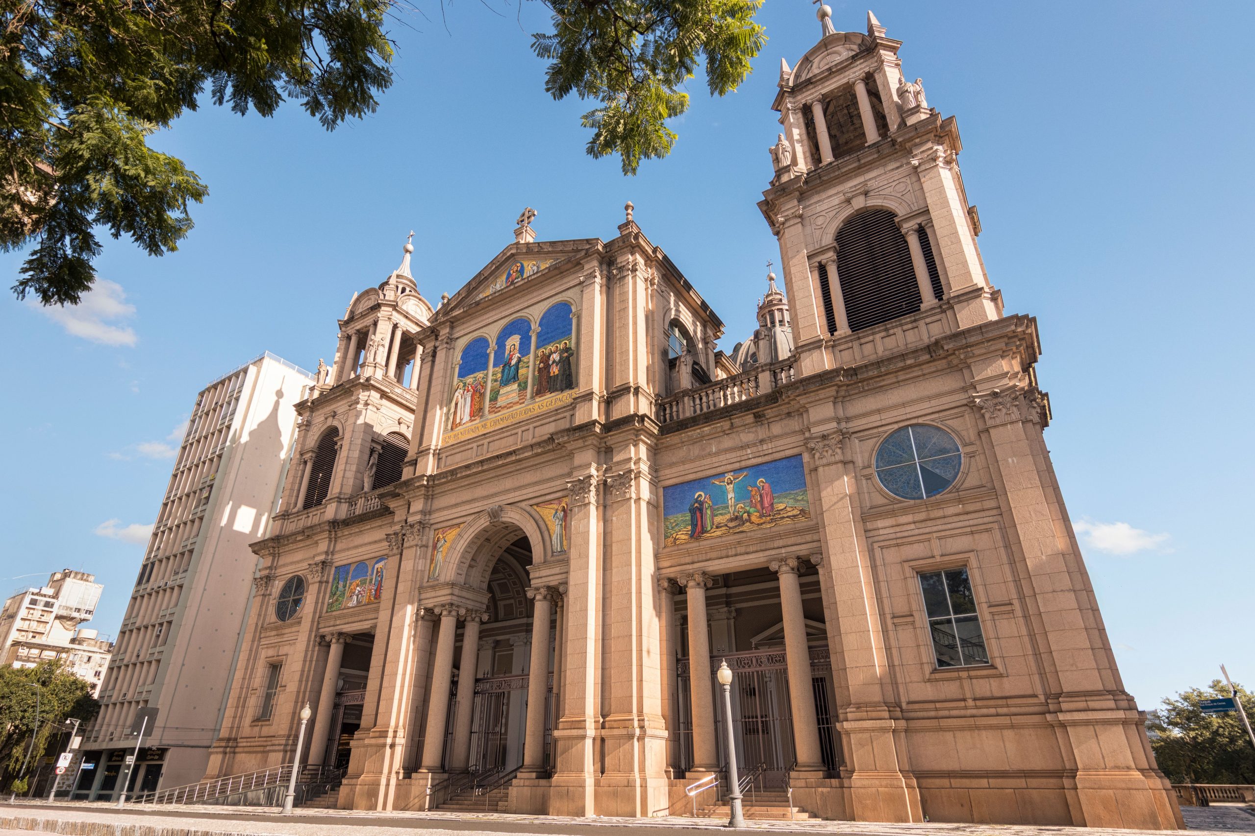Fachada da Catedral Metropolitana de Porto Alegre em dia ensolarado