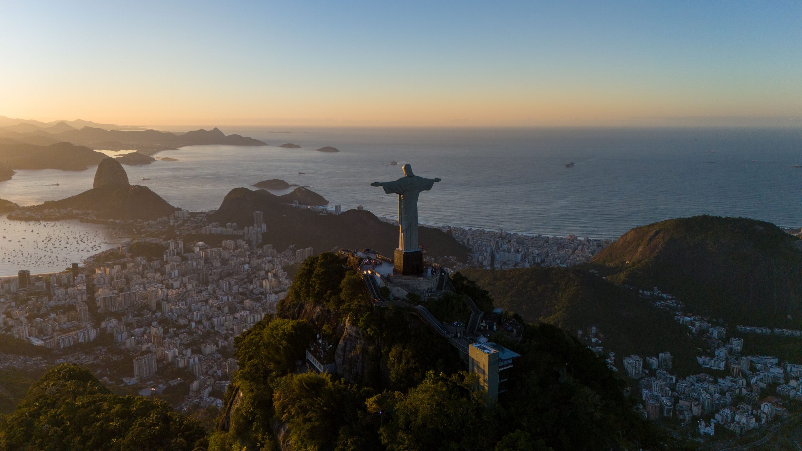 Vista aérea do Cristo Redentor e do Corcovado ao amanhecer