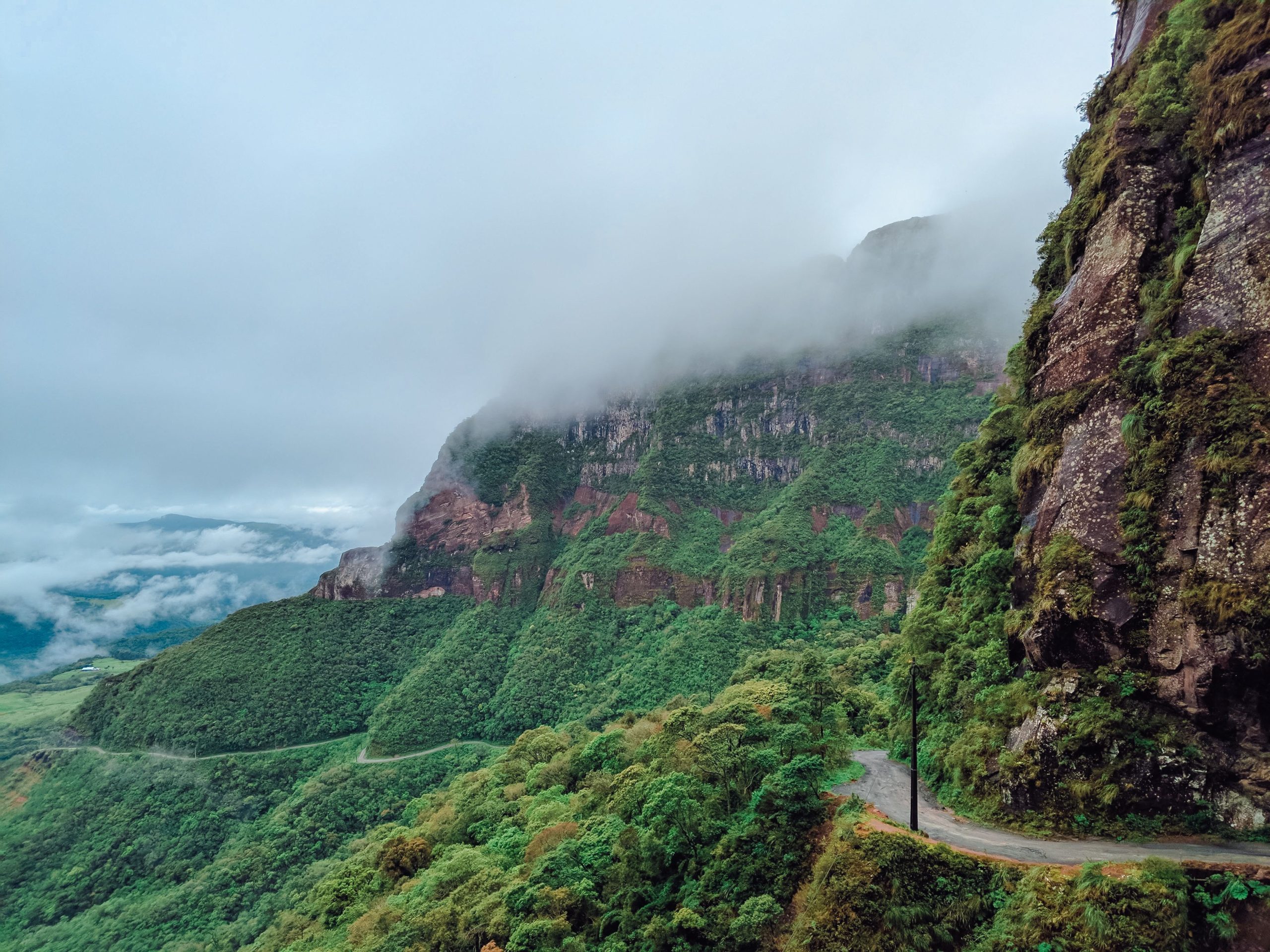 serra catarinense encoberta por neblina em Urubici, Santa Catarina