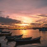 Barcos ancorados na baia de Aracaju, Sergipe, durante o por do sol