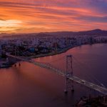 o que fazer em Florianópolis: vista aérea da Ponte Hercílio Luz ao pôr do sol